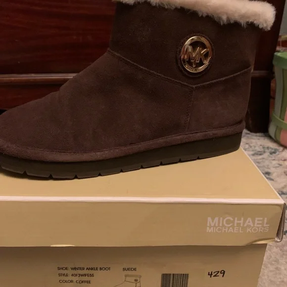 MK winter booties with gold emblem - Picture 1 of 5